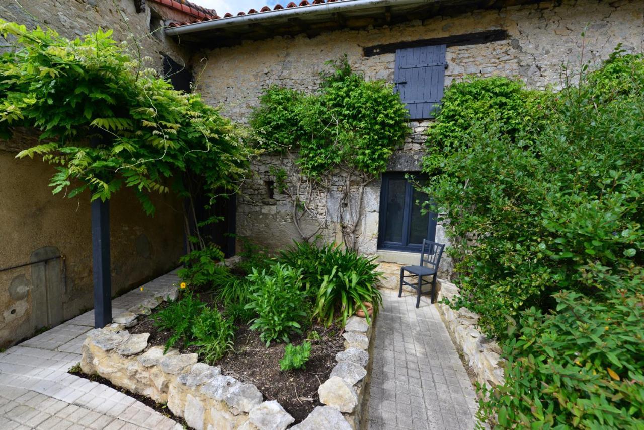 Chez Pique-Fesse Chambre D'Hote Saint-Martin-L'ars Exterior photo